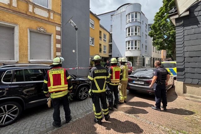 Einsatzkräfte haben die Gefahrenstelle mit Flatterband abgesichert.
