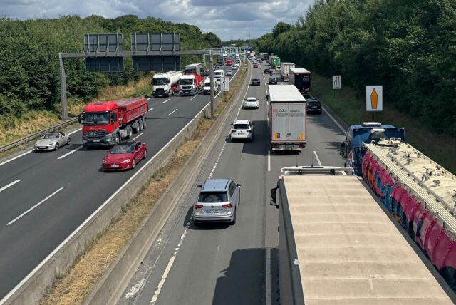 Autos und Lkw: dichter Verkehr auf der A44 zwischen dem Autobahnkreuz Dortmund/Unna und der Anschlussstelle Unna-Ost