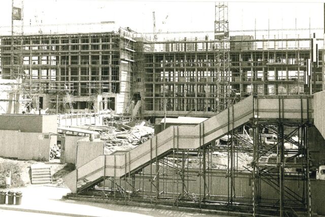 Das Bergkamener Rathaus im Rohbau im Jahr 1975.