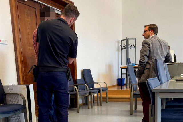 Der Angeklagte sitzt in Untersuchungshaft.