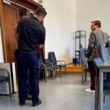 Der Angeklagte sitzt in Untersuchungshaft.