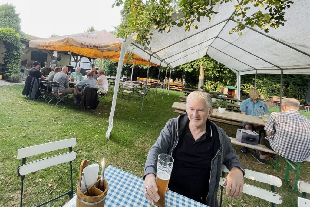 Ein Gast im Biergarten Ein Gast im Biergarten