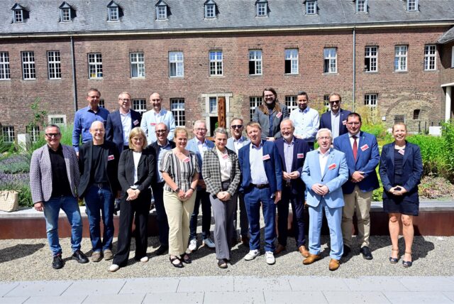 Vertreter des Bündnisses „Für die Würde unserer Städte“ bei der Konferenz in Mönchengladbach