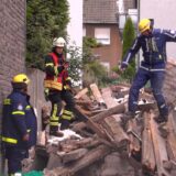 Einsatzkräfte des THW beim Notabriss auf der Provinzialstraße in Dortmund