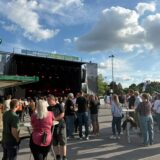 Menschen stehen beim Brunnenfestival in Lünen vor der Hauptbühne.