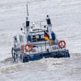 Die Wasserschutzpolizei ermittelt gegen zwei Kapitäne, die einfach durch eine gesperrte Einsatzstelle auf dem Rhein durchgefahren sind. (Symbolbild)