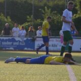 Jonas Pettendrup vom SV Herbern liegt am Boden.