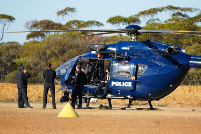 Die Polizei wartet bei einem Hubschrauber im Rahmen einer Suchaktion nach der vermissten deutschen Rucksacktouristin Carolina Wilga. (zu dpa: «Im Outback verirrt? – Deutsche weiter in Australien vermisst»)