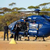 Die Polizei wartet bei einem Hubschrauber im Rahmen einer Suchaktion nach der vermissten deutschen Rucksacktouristin Carolina Wilga. (zu dpa: «Im Outback verirrt? – Deutsche weiter in Australien vermisst»)