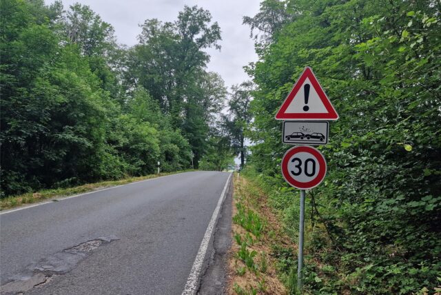 Ein Tempo-30-Schild sowie ein „Achtung: Unfallgefahr“-Schild stehen an der Eulenstraße in Fröndenberg