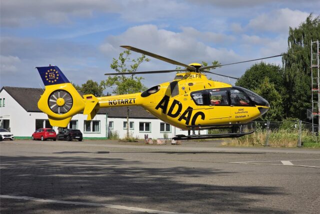 Der ADAC-Rettungshubschrauber Christoph 8 landet auf dem Schulhof der Sonnenschule in Unna-Massen