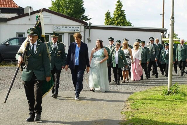 Mitglieder des Schützenvereins Kirchspiel Dellwig marschieren auf die Festwiese in Fröndenberg