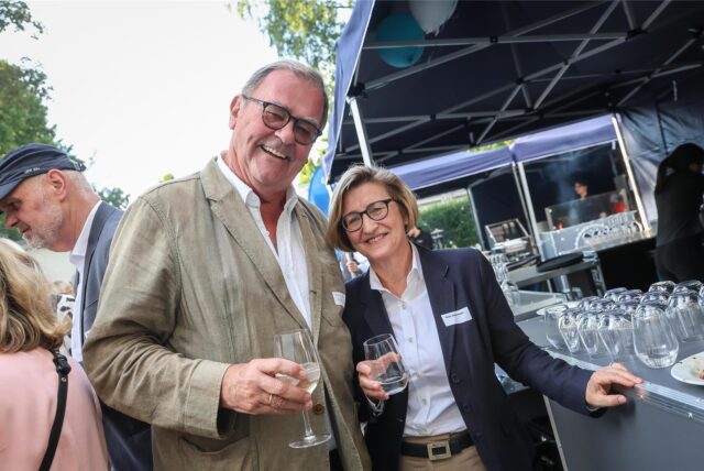 Beim Sommerfest des Handelsverbands in Dortmund hatten geladene Gäste die Möglichkeit, ins Gespräch zu kommen.