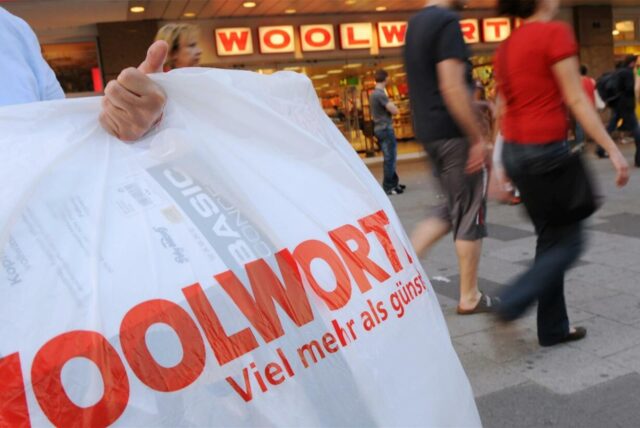 Plastiktüte mit Woolworth-Aufschrift vor Woolworth-Laden