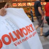 Plastiktüte mit Woolworth-Aufschrift vor Woolworth-Laden