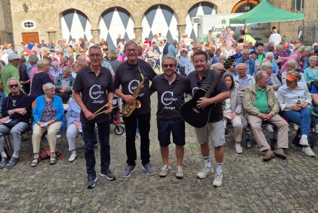 Gute Stimmung beim Rudelsingen im Schlosshof Westerwinkel