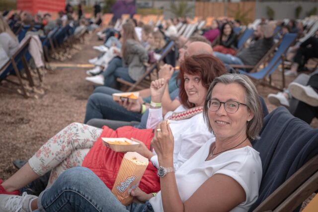Zwei Frauen im Open Air-Kino in Dortmund.