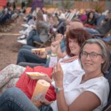 Zwei Frauen im Open Air-Kino in Dortmund.