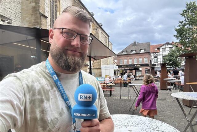 Reporter Calvin Konietzka berichtet live vom Weinfest in Werne.