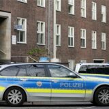 Polizeiwagen parken vor dem Eingang des Polizeipräsidiums. Im Zusammenhang mit Chats mit rechtsextremen Inhalten bei der Polizei in NRW hat es am Dienstagmorgen erneut Durchsuchungen gegeben. 