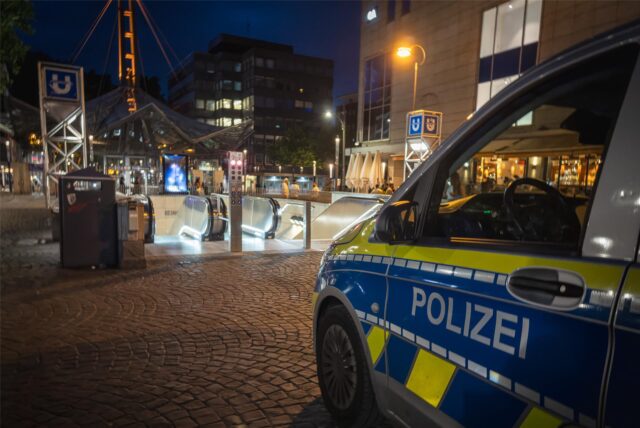 Ein Streifenwagen steht vor dem Eingang der U-Bahn-Station Reinoldikirche in Dortmund.