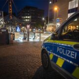 Ein Streifenwagen steht vor dem Eingang der U-Bahn-Station Reinoldikirche in Dortmund.