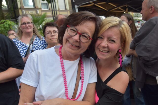 Mitglieder der Band „Familie Hossa“ stehen auf der Bühne beim Mendener Sommer 2025