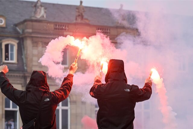 Auf dem Weg zu einer Hochzeitsfeier blockieren zwölf Autos eine Straße in Soest. Dann schießen Menschen mehrfach in die Luft und zünden Pyrotechnik.