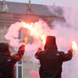 Auf dem Weg zu einer Hochzeitsfeier blockieren zwölf Autos eine Straße in Soest. Dann schießen Menschen mehrfach in die Luft und zünden Pyrotechnik.