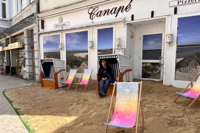 Das Canapé an der Hertingerstraße kurz vorm Markt hat seinen Betrieb faktisch in der Coronazeit eingestellt. Ein schönes Bild hat es zuletzt nicht mehr abgegeben – bis Unnas Stadtmarketing auf die Idee kam, die Fläche davor in eine Strandlandschaft zu verwandeln.