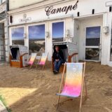 Das Canapé an der Hertingerstraße kurz vorm Markt hat seinen Betrieb faktisch in der Coronazeit eingestellt. Ein schönes Bild hat es zuletzt nicht mehr abgegeben – bis Unnas Stadtmarketing auf die Idee kam, die Fläche davor in eine Strandlandschaft zu verwandeln.