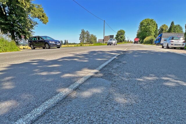 Autos und Lkw fahren über die B1 (Werler Straße) in Unna