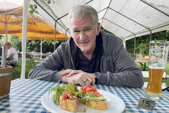 Gäste sitzen im Biergarten „Im schönen Wiesengrund“ in Dortmund-Westerfilde.