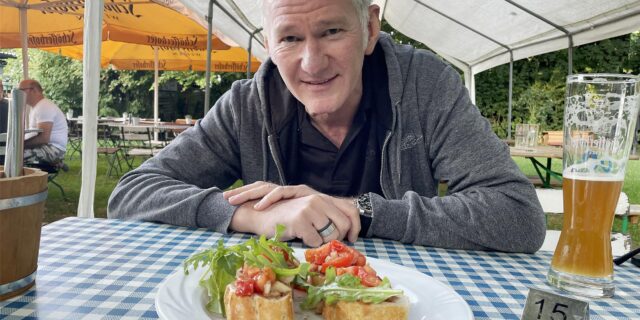 Gäste sitzen im Biergarten „Im schönen Wiesengrund“ in Dortmund-Westerfilde.