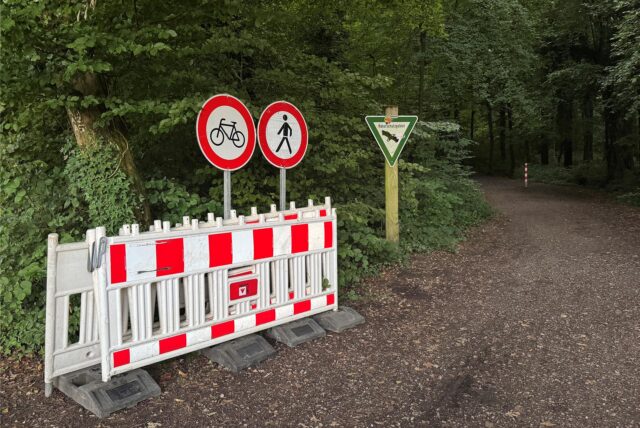 Am Naturschutzgebiet Kurler Busch zwischen Kamen und Dortmund stehen Absperrungen.