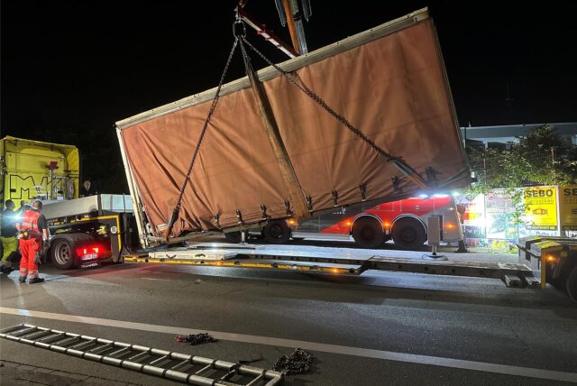 Ein Kran hievte den defekten Lkw in der Nacht von Samstag auf Sonntag (13.7.) hoch, um ihn zu bergen.