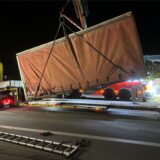 Ein Kran hievte den defekten Lkw in der Nacht von Samstag auf Sonntag (13.7.) hoch, um ihn zu bergen.