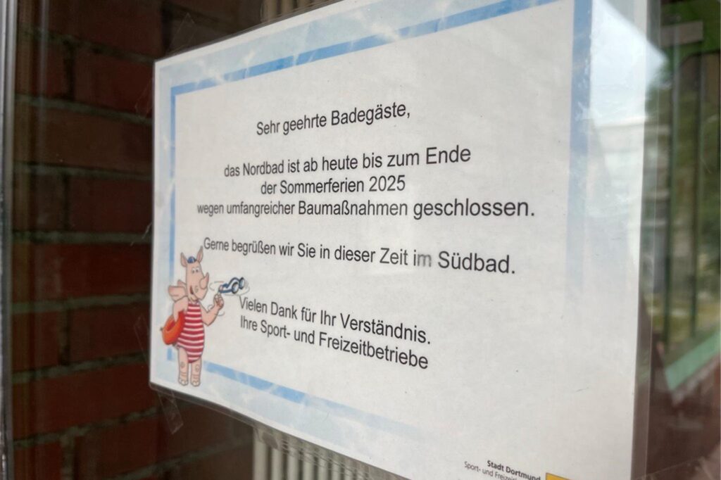 Auf einem Zettel am Eingang des Nordbads in Dortmund steht: Auf einem Zettel am Eingang des Nordbads in Dortmund steht: