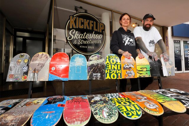 Sina Hahn und Max Herfurth mit einer Bank aus Skateboards vor ihrem Skatershop an der Oststraße.