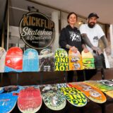 Sina Hahn und Max Herfurth mit einer Bank aus Skateboards vor ihrem Skatershop an der Oststraße.