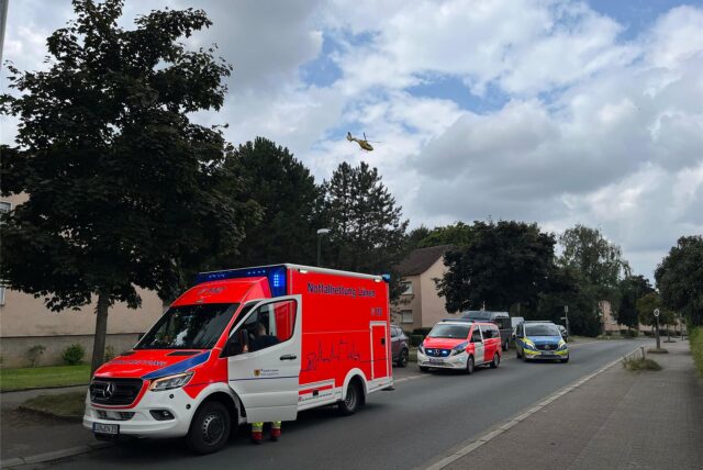 Notarzt und Polizei stehen am Straßenrand
