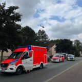 Notarzt und Polizei stehen am Straßenrand