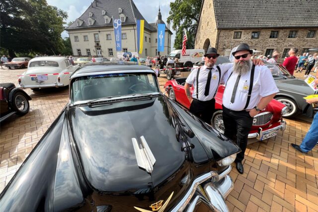 Viele Oldtimer stehen am Sonntag vor dem Haus Opherdicke in Holzwickede. Hier hat die 15. Haarstrang Klassik stattgefunden.