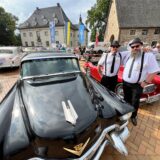 Viele Oldtimer stehen am Sonntag vor dem Haus Opherdicke in Holzwickede. Hier hat die 15. Haarstrang Klassik stattgefunden.