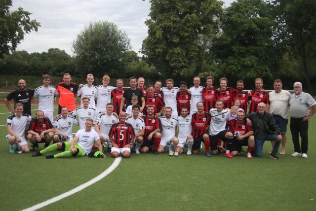 Die Teilnehmer vom Abschiedsspiel von Dennis Köse beim BV Brambauer haben sich für ein Gruppenfoto aufgestellt.