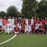 Die Teilnehmer vom Abschiedsspiel von Dennis Köse beim BV Brambauer haben sich für ein Gruppenfoto aufgestellt.