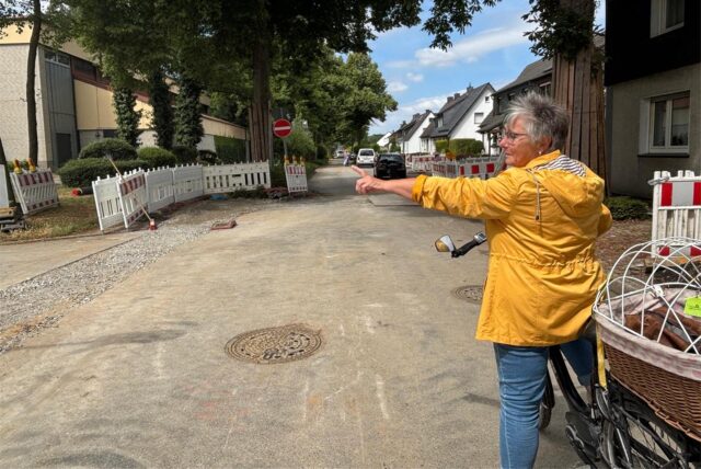 Christel Gröhling steht mit ihrem Fahrrad an der Baustelle vor der Realschule Oberaden.