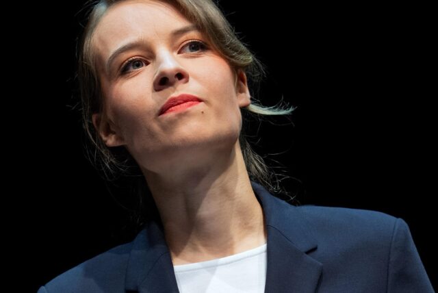 Arikia Orbán spielt die taffe Rechtsanwältin Tessa.