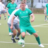 Dominik Hennes führt den Ball.