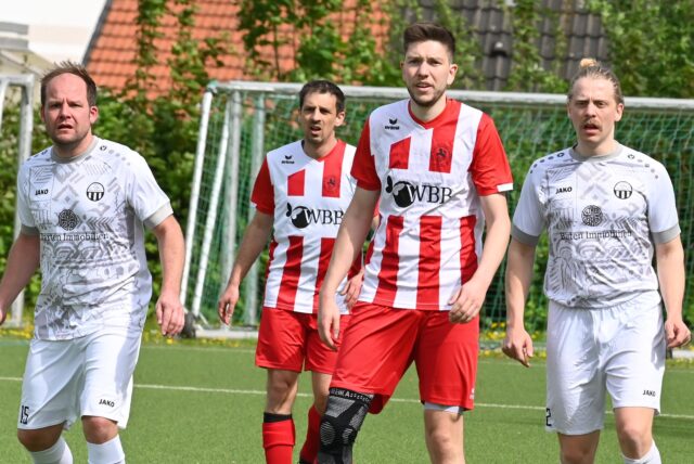 Dustin Keil (vorne) erzielte den einizigen Hemmerder Treffer in Sölderholz.